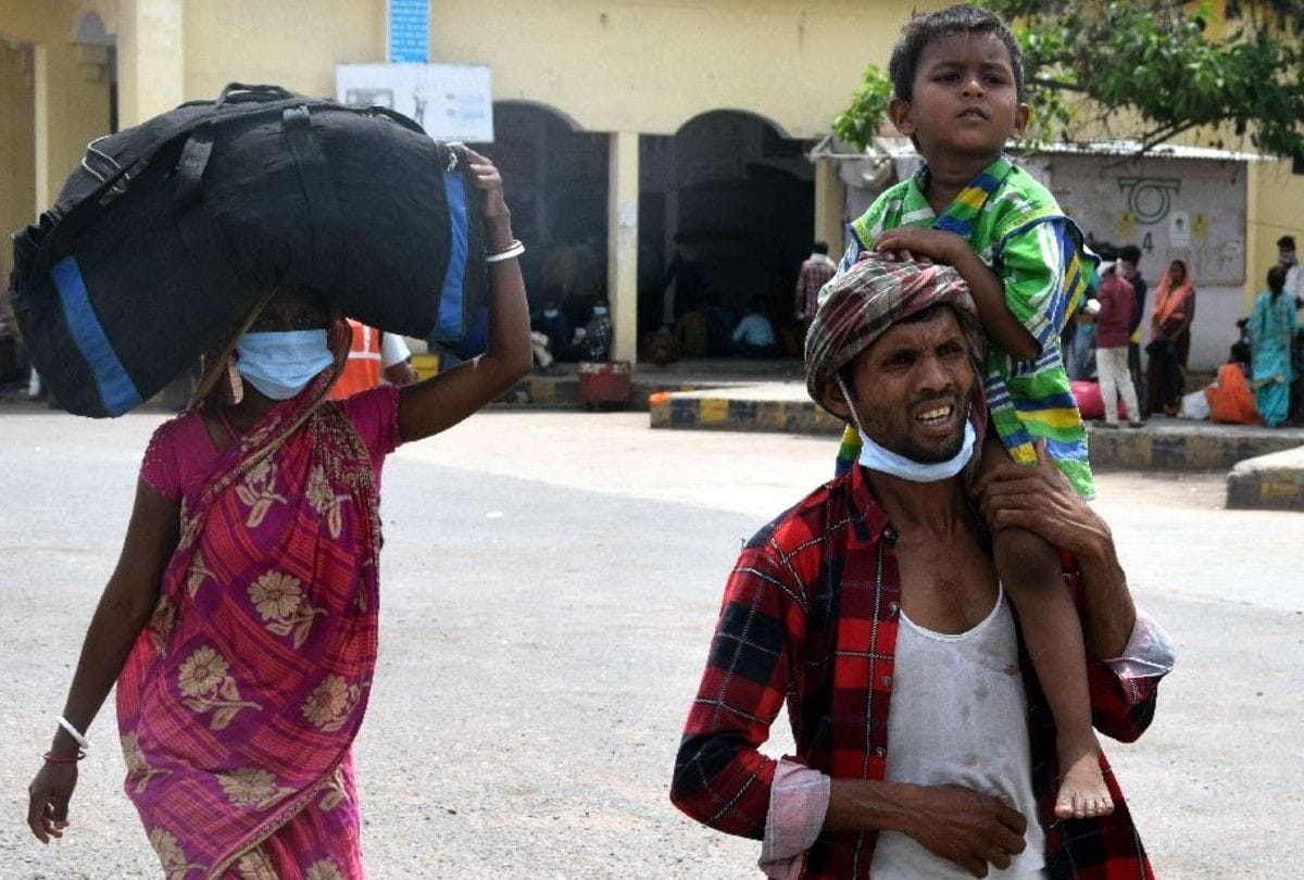 coronavirus latest update in agra: migrant workers walking back to home in lockdown