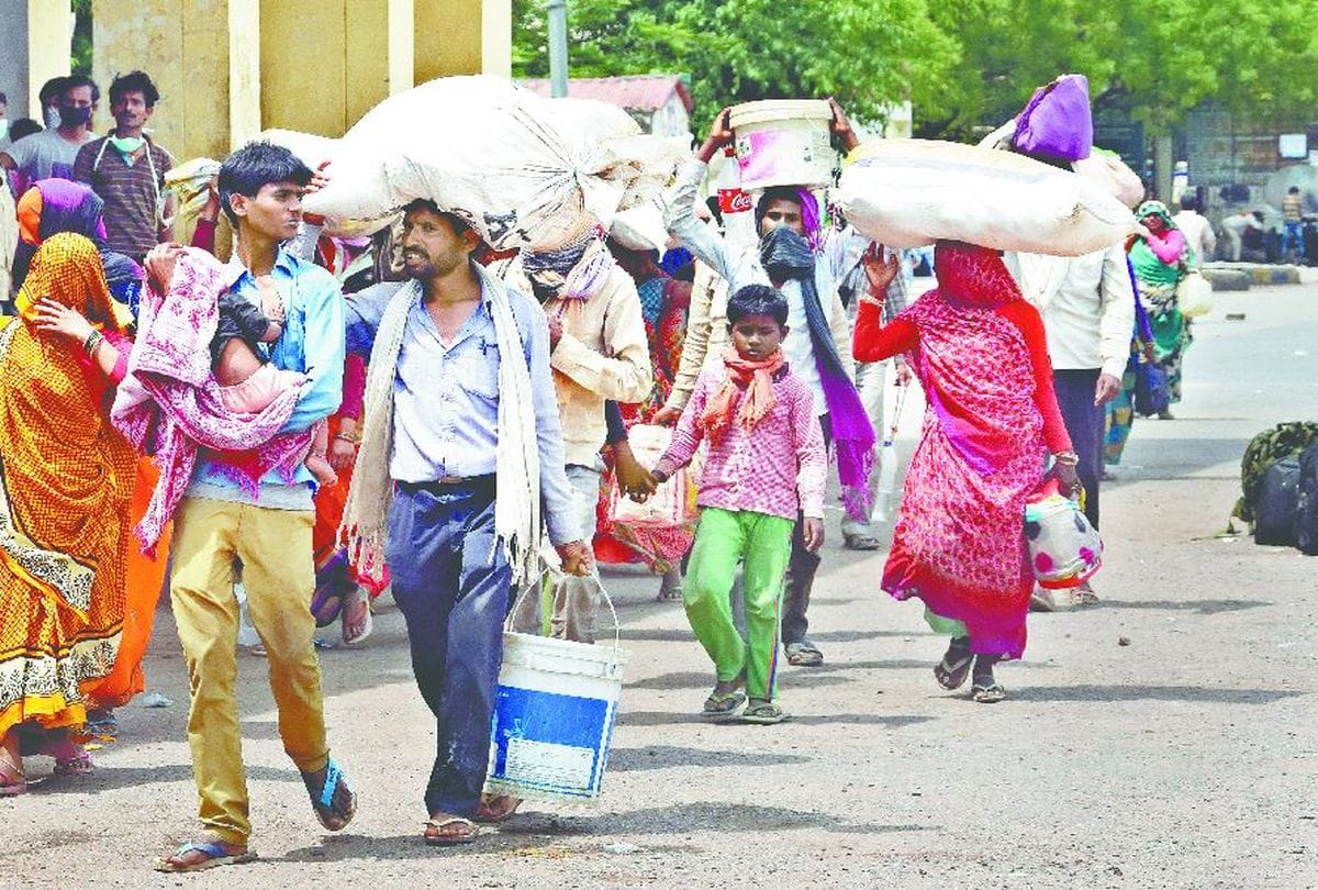 coronavirus latest update in agra: migrant workers walking back to home in lockdown
