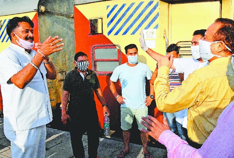 Lockdown, Coronavirus, Migrant Workers, BJP and Congress Clash for Credit War