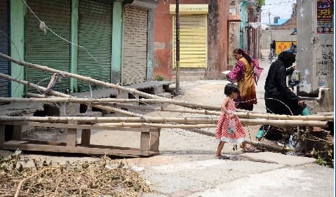 Bareilly: Panchayats take place throughout the day in the streets of Hajipur, ineffective lockdown