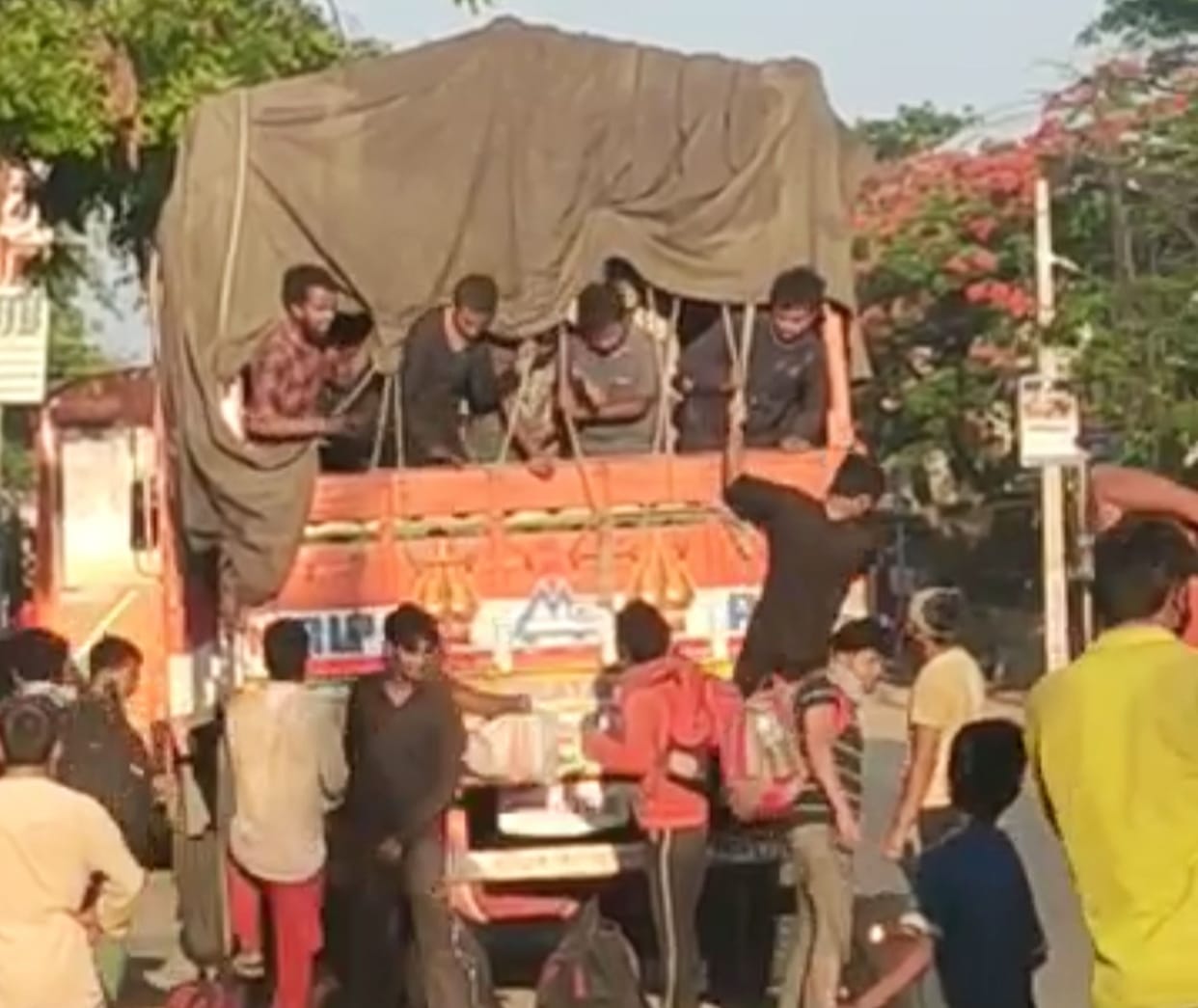 40 km even after taking 4.90 lakh. Abandoned truck driver