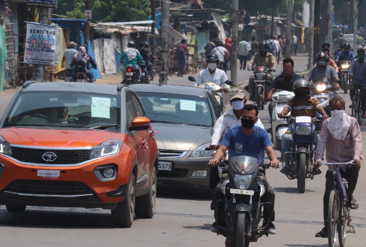 Crowd on road after open shop during Lockdown 3.0 in gorakhpur
