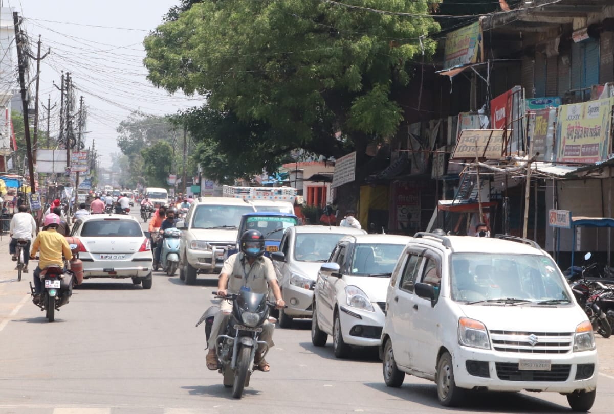 Crowd on road after open shop during Lockdown 3.0 in gorakhpur