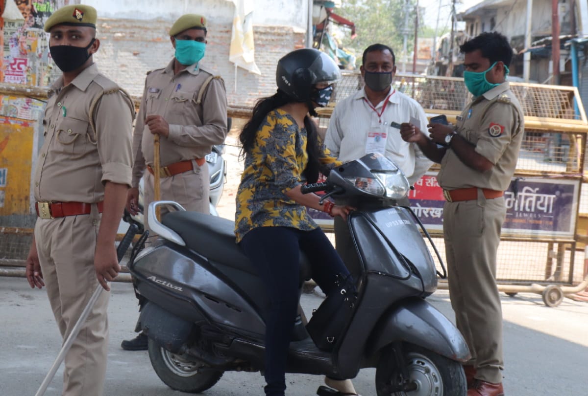Traffic jam on road after open shop during Lockdown 3.0 in gorakhpur