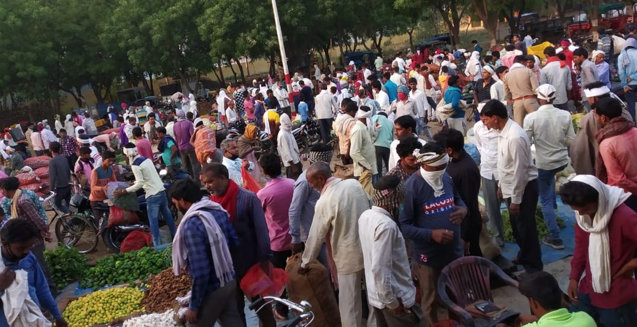 Naveen Mandi: Neither mask, nor social distance