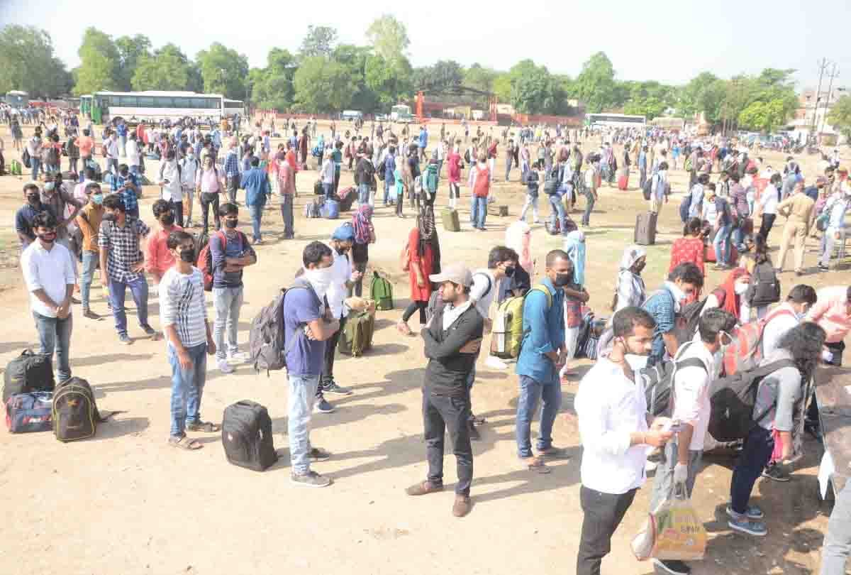 1200 students stranded in Kakadev coaching market in lockdown sent home by buses