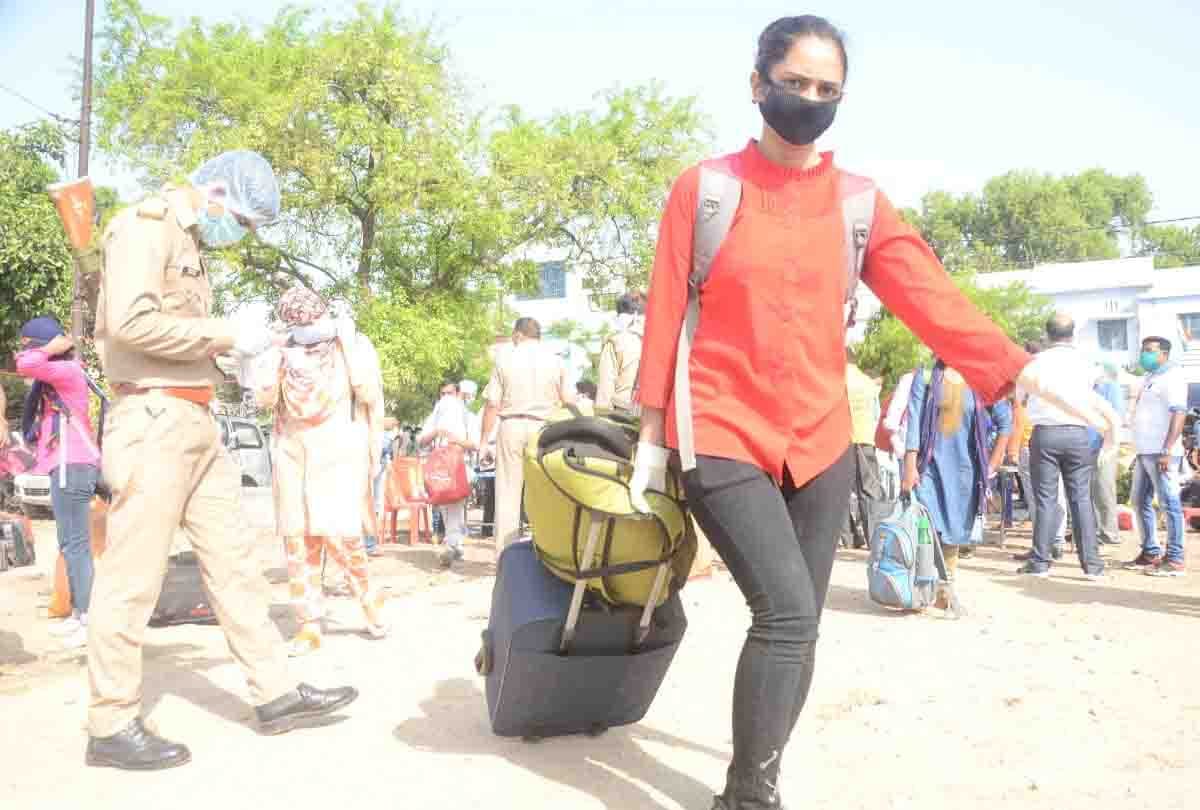 1200 students stranded in Kakadev coaching market in lockdown sent home by buses
