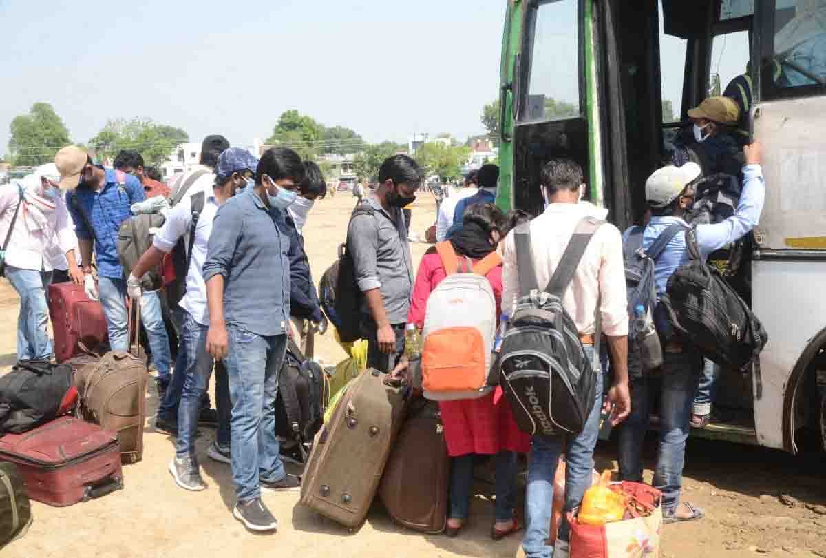 1200 students stranded in Kakadev coaching market in lockdown sent home by buses
