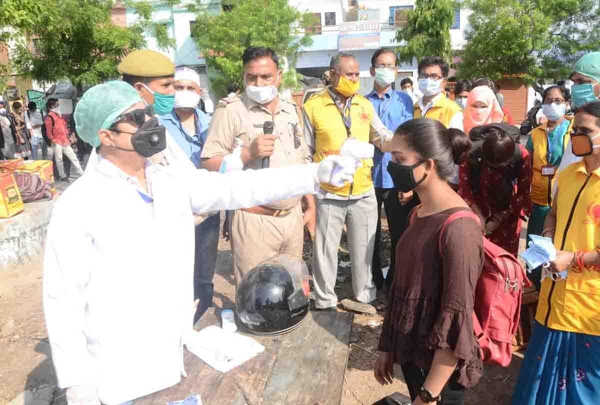 1200 students stranded in Kakadev coaching market in lockdown sent home by buses