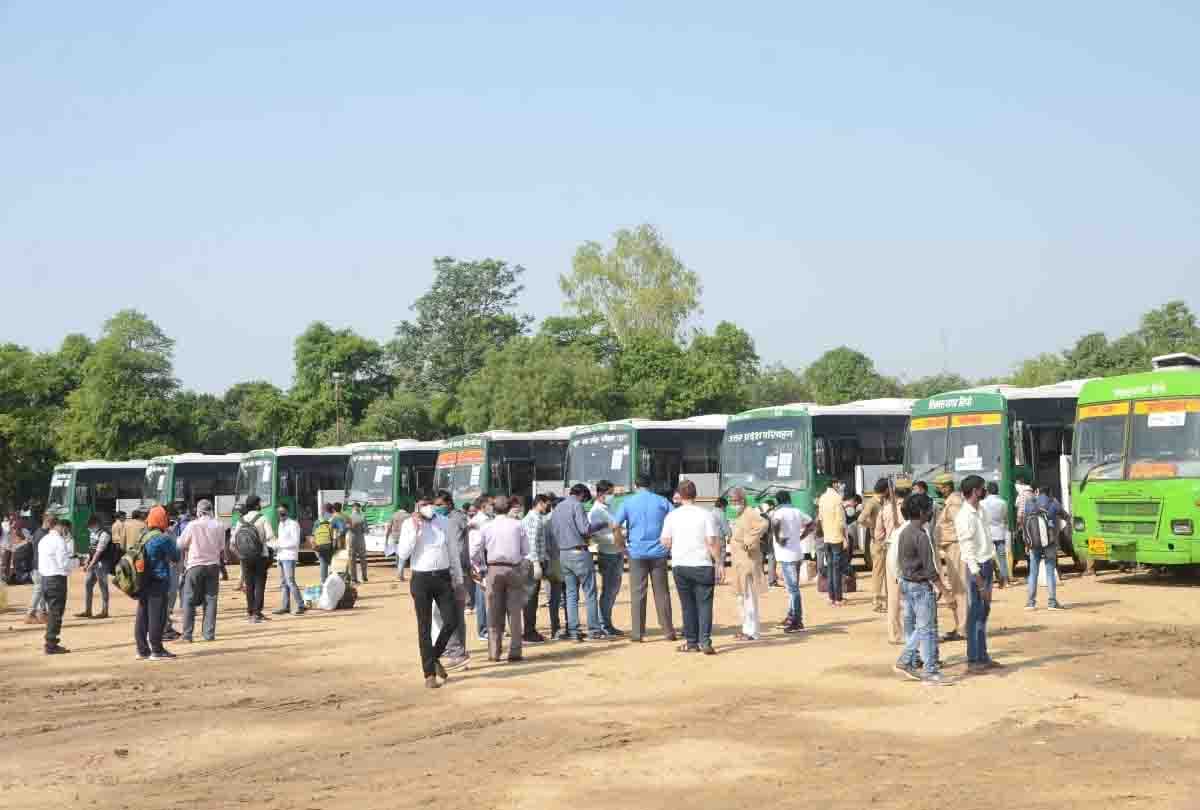 1200 students stranded in Kakadev coaching market in lockdown sent home by buses