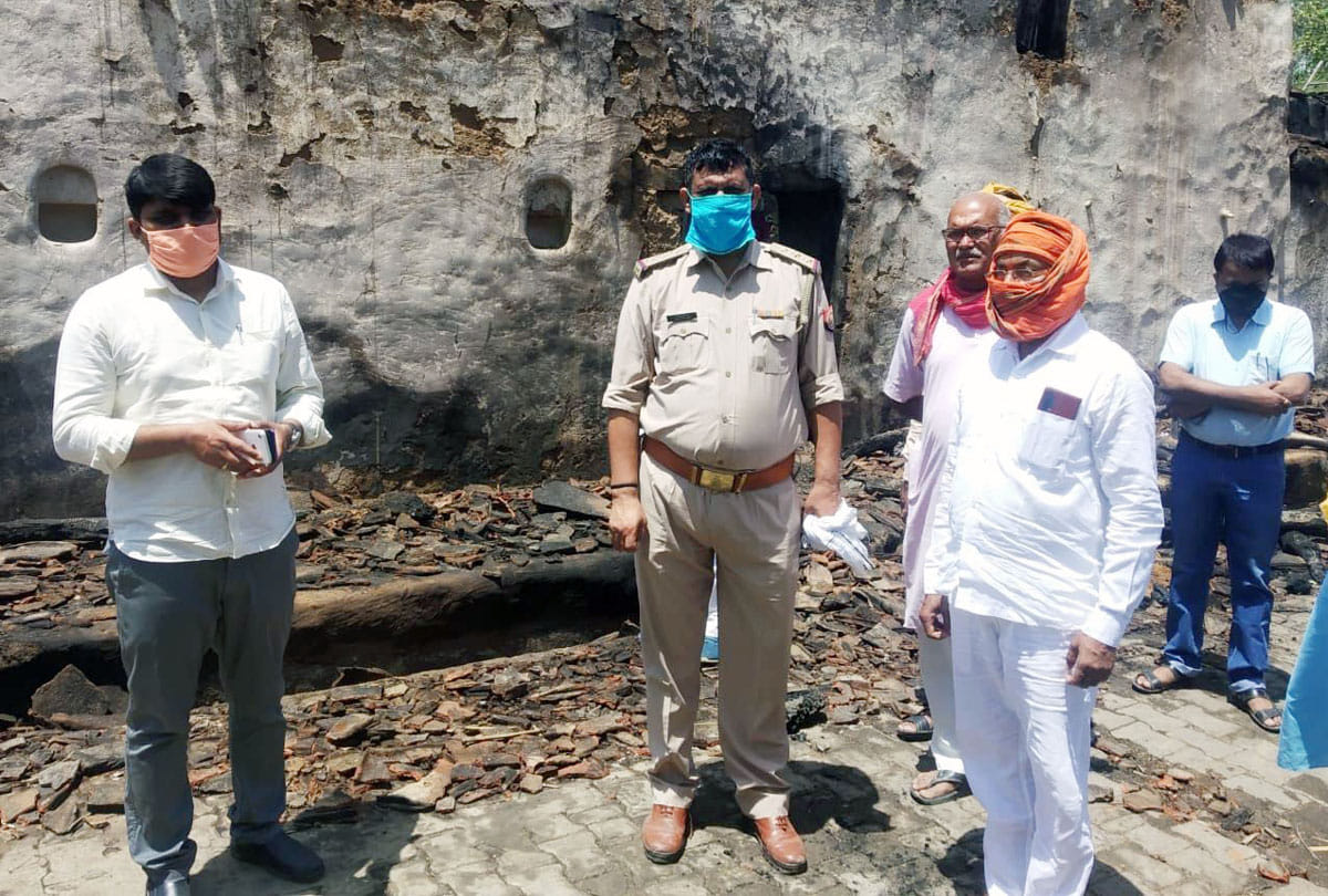 Chitrakoot : A fire broke out in the village, causing havoc in 50 houses