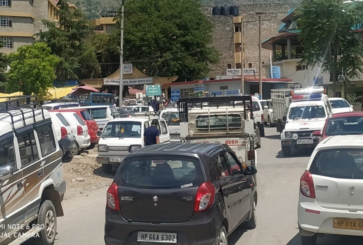 traffic jam in kullu himachal pradesh during relaxation in curfew