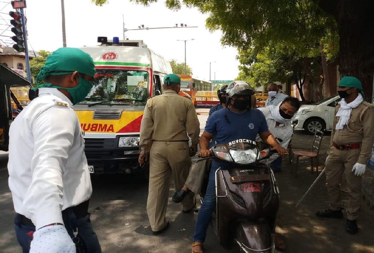 Agra Police Close Bank In Lockdown At Kamala Nagar