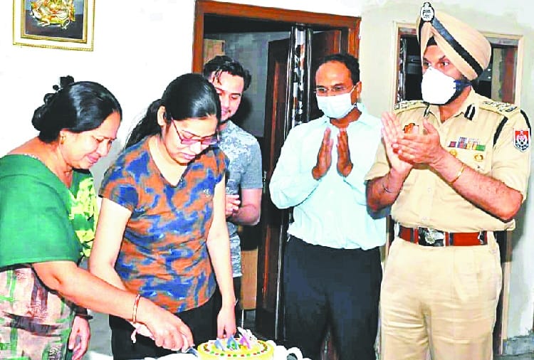 DC and police commissioner arrived with cake for soldier's daughter