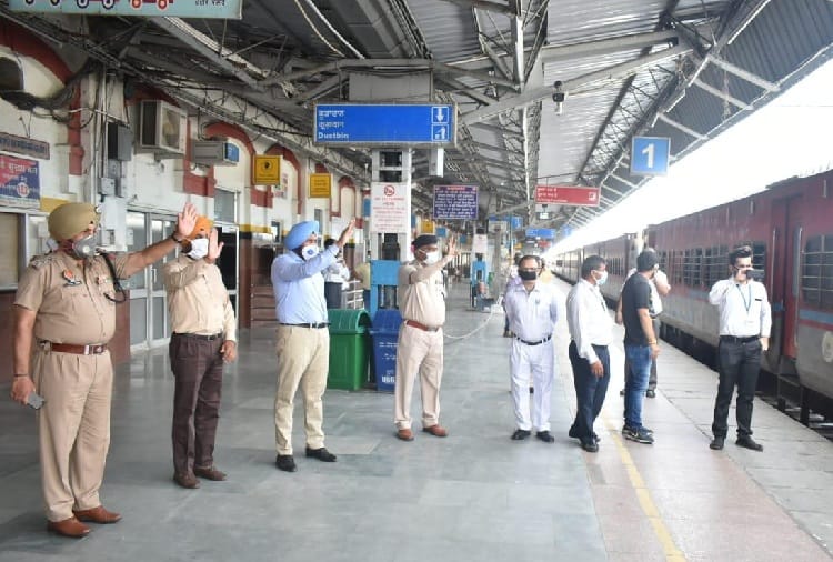 Lockdown, Coronavirus, Migrant Workers Leave for Home via Trains From Punjab