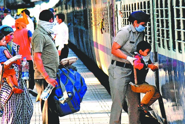 Lockdown, Coronavirus, Migrant Workers Leave for Home via Trains From Chandigarh