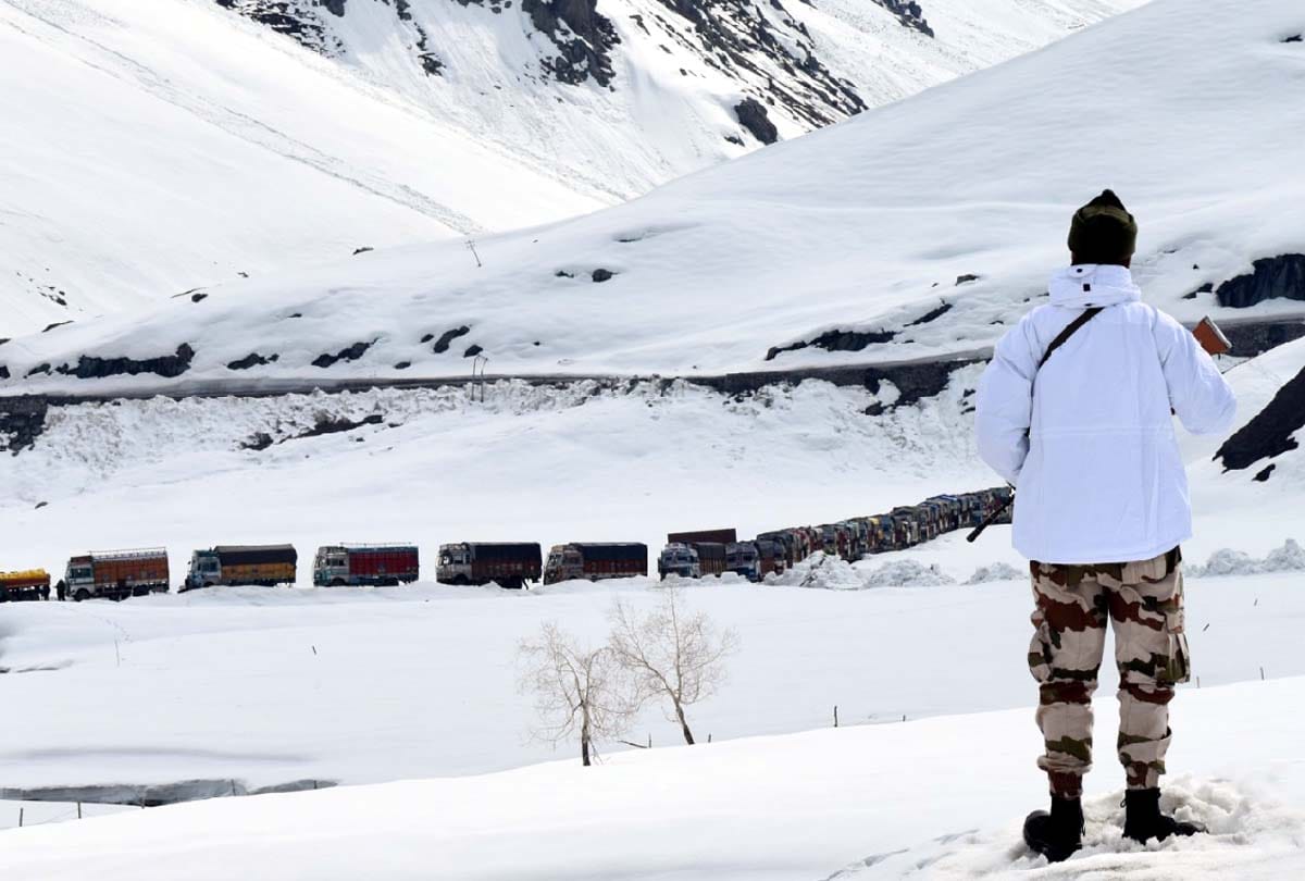 900 trucks carrying essential supplies from Zojila to Kargil Ladakh under security of ITBP