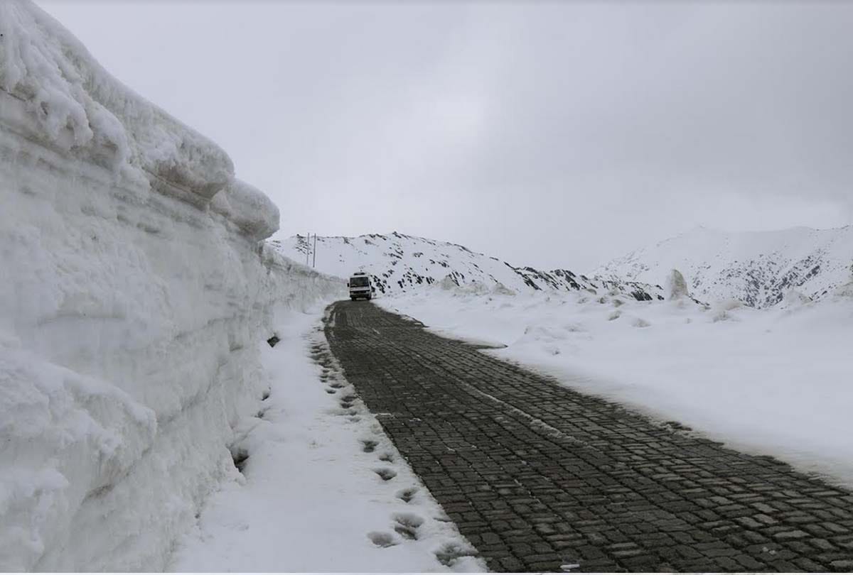 900 trucks carrying essential supplies from Zojila to Kargil Ladakh under security of ITBP