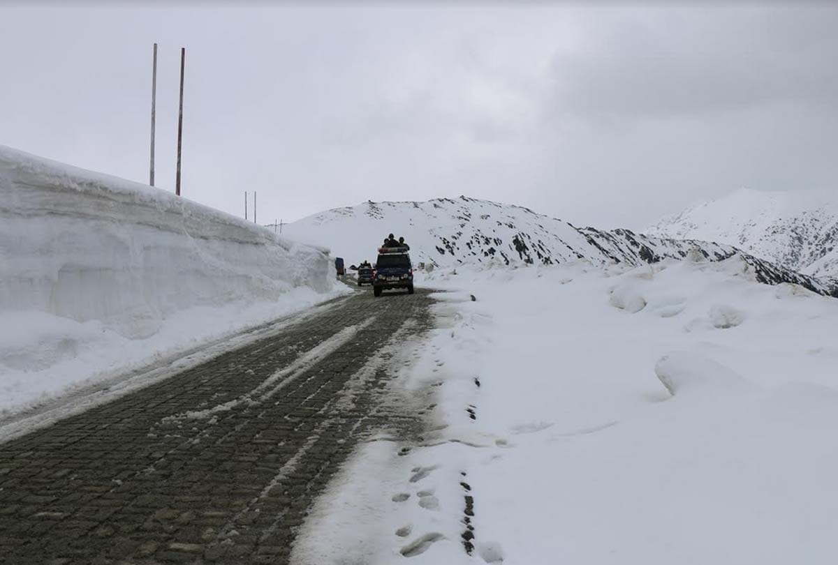 900 trucks carrying essential supplies from Zojila to Kargil Ladakh under security of ITBP