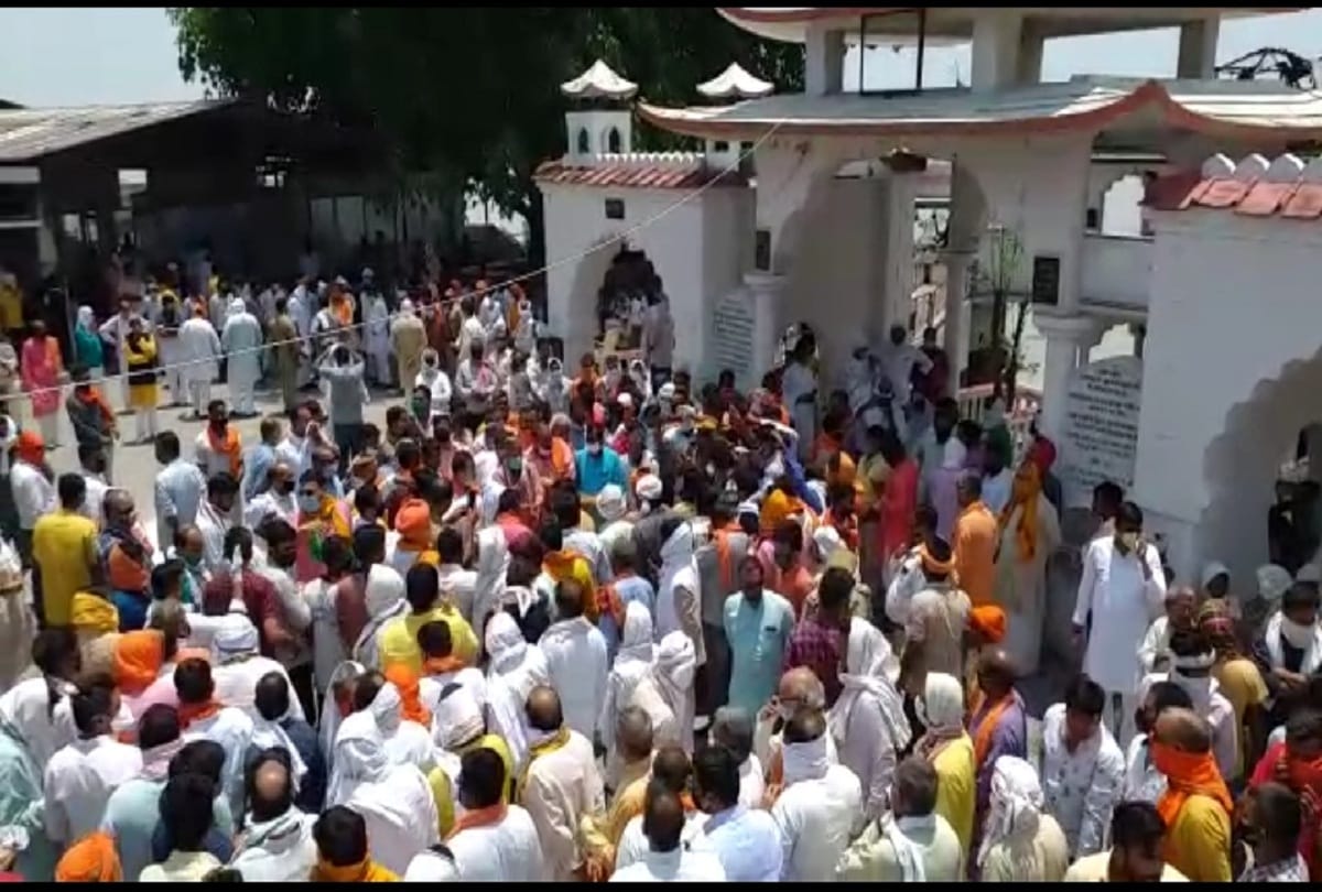 social distancing violated in BJP leader Upendra Dutt Shukla Last visit at gorakhpur