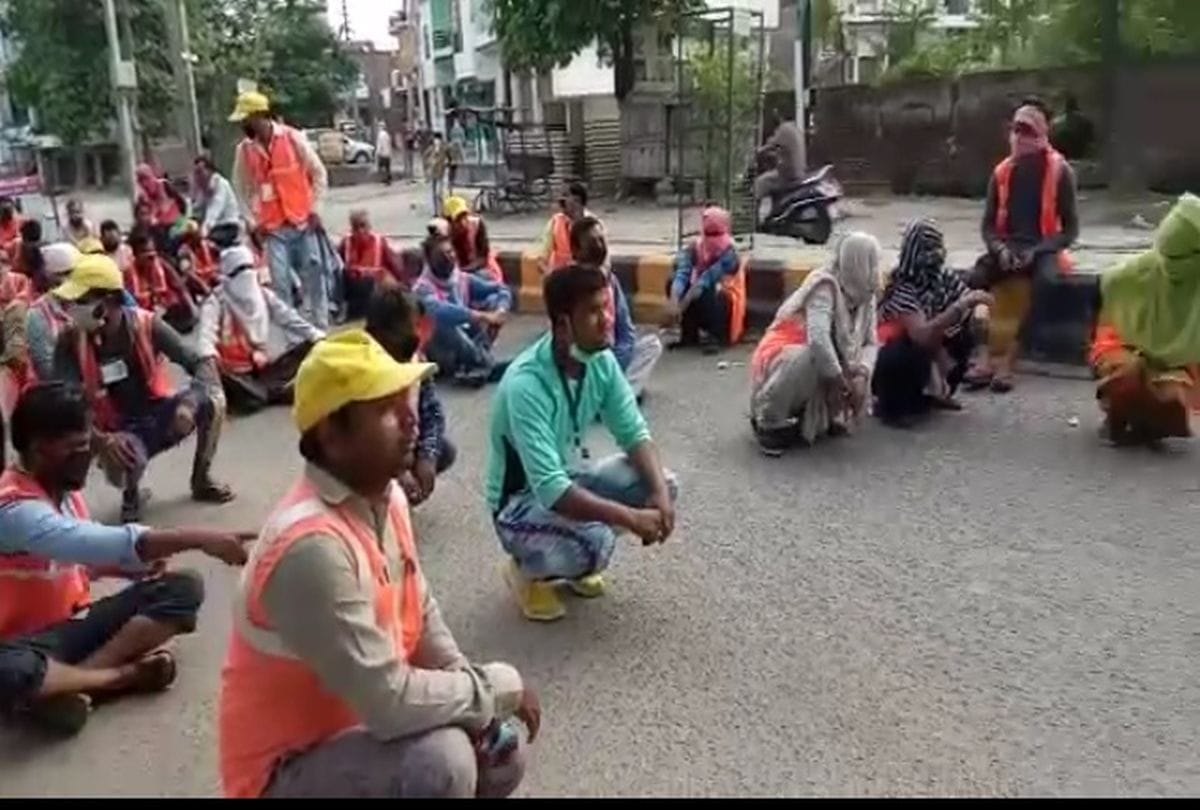 Police beat up nagar nigam workers in Agra