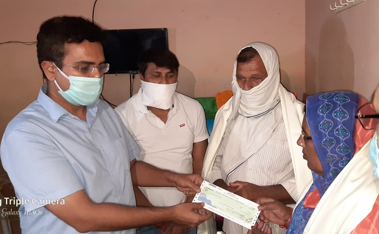 Hand over 22 lakh checks to the martyr's family