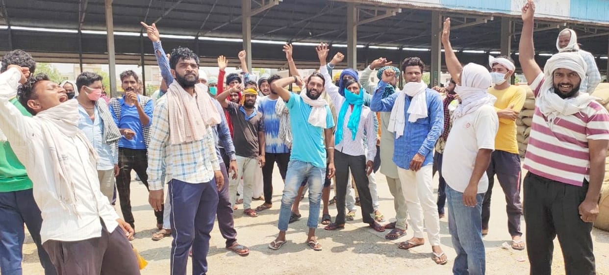 Grain market workers strike to demand increased wages