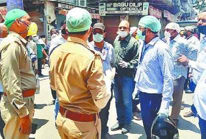 Agra Police Beat Medical Store And Nagar Nigam Workers In Lockdown