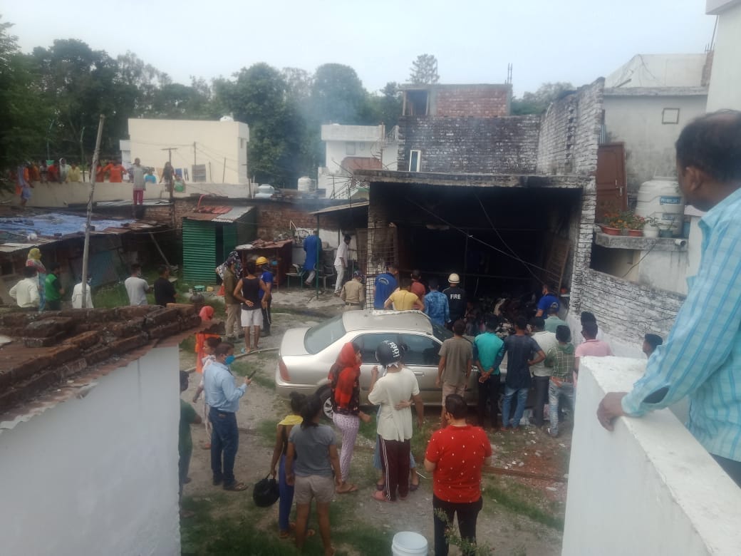 dehradun : cylinder blast in shop, goods and money burnt