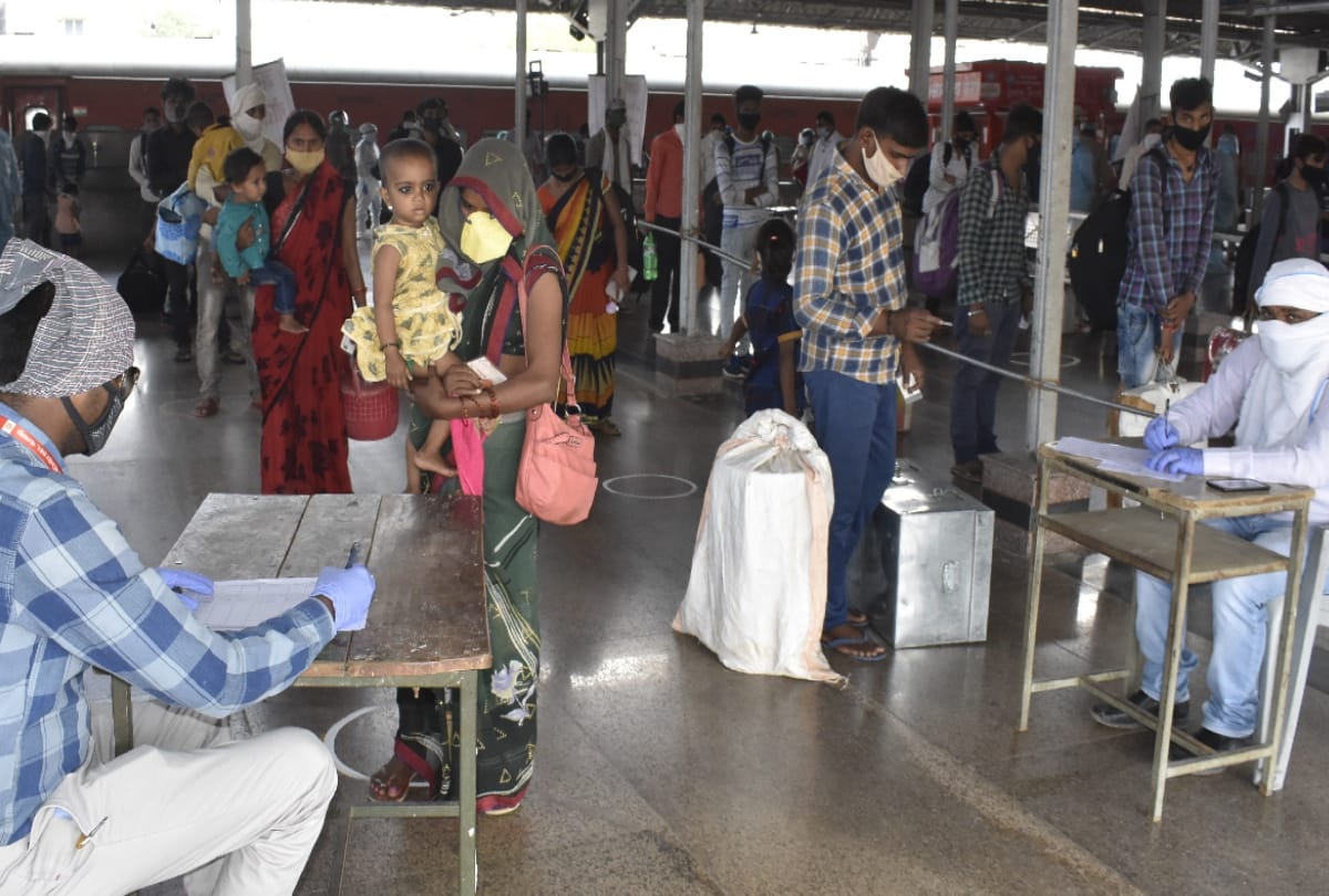 Shramik special train Arrived in gorakhpur with 7966 laborers