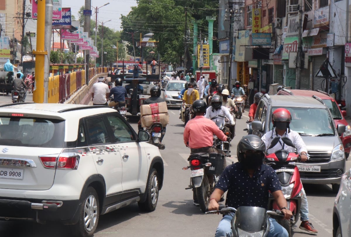 Traffic jam on road after open shop during Lockdown 3.0 in gorakhpur