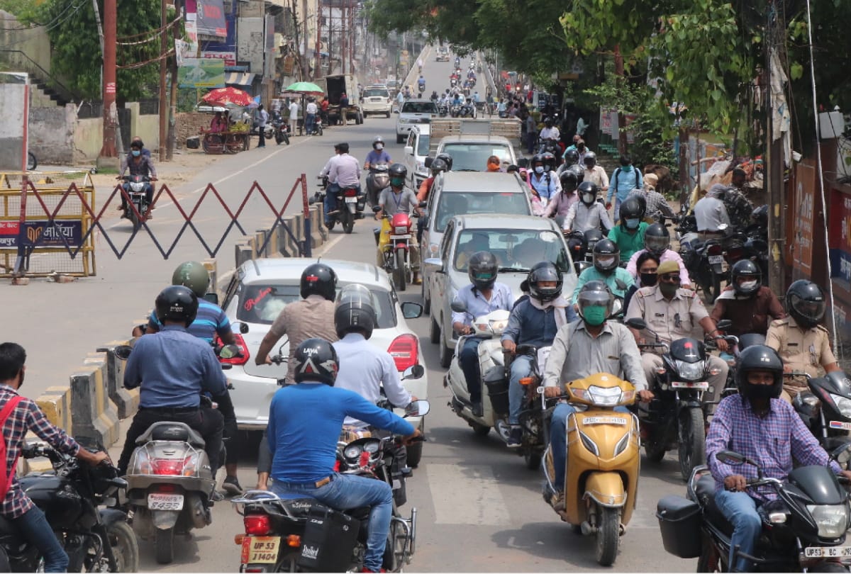 Traffic jam on road after open shop during Lockdown 3.0 in gorakhpur
