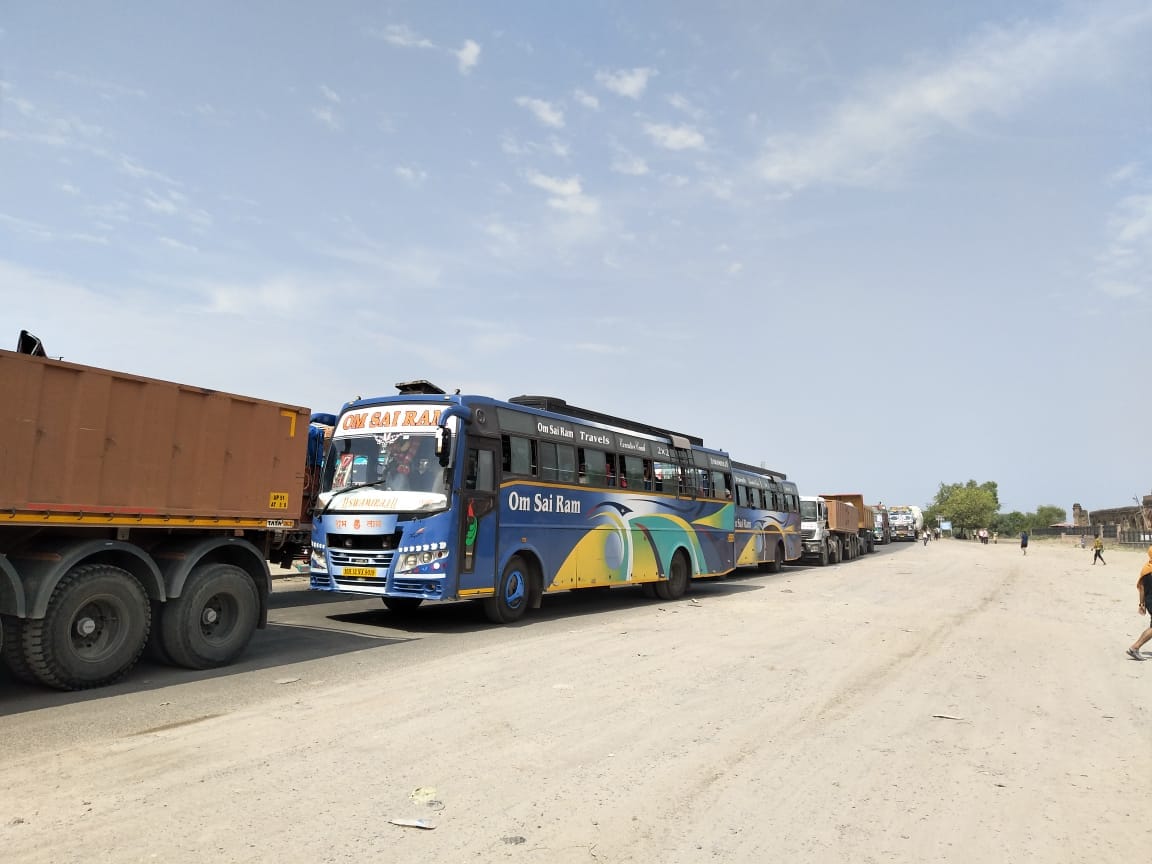There is a jam in the lockdown on Kalpi highway