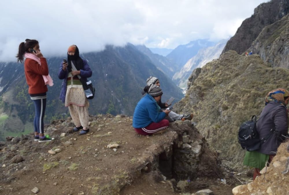 Uttarakhand: Vyas valley People Walked to Morcha top for mobile Network