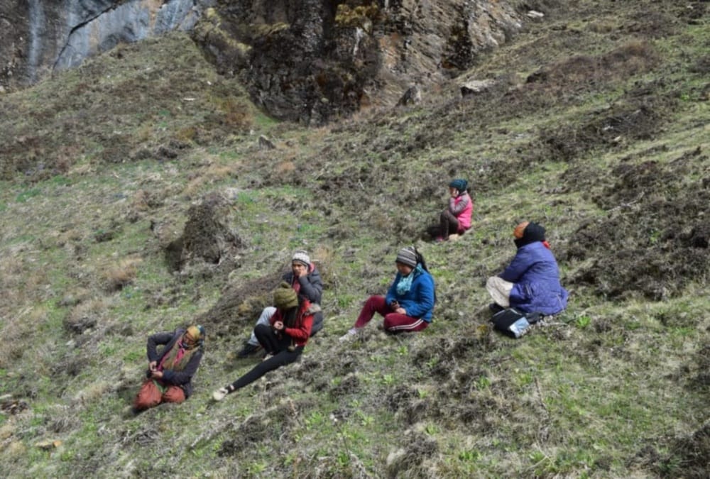 Uttarakhand: Vyas valley People Walked to Morcha top for mobile Network