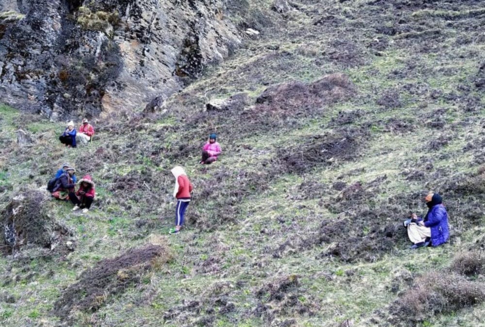 Uttarakhand: Vyas valley People Walked to Morcha top for mobile Network