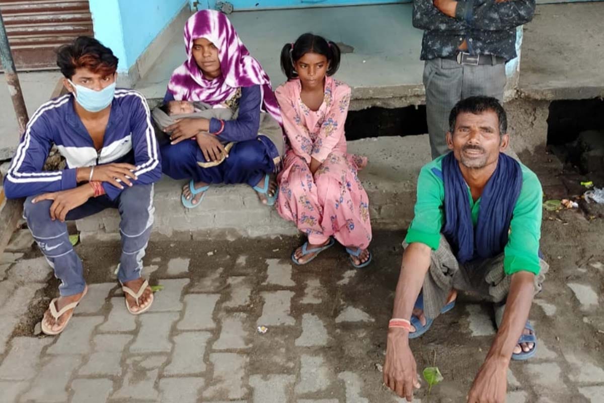 Man travel from himachal to saharanpur by walking along with twenty days old daughter
