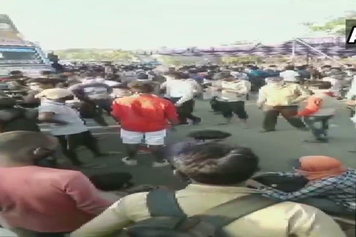 Migrant workers to Uttar Pradesh protested after being stopped on Maharashtra-Madhya Pradesh border in Barwani
