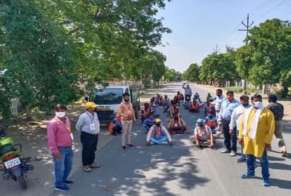 Agra Police Beat Medical Store And Nagar Nigam Workers In Lockdown