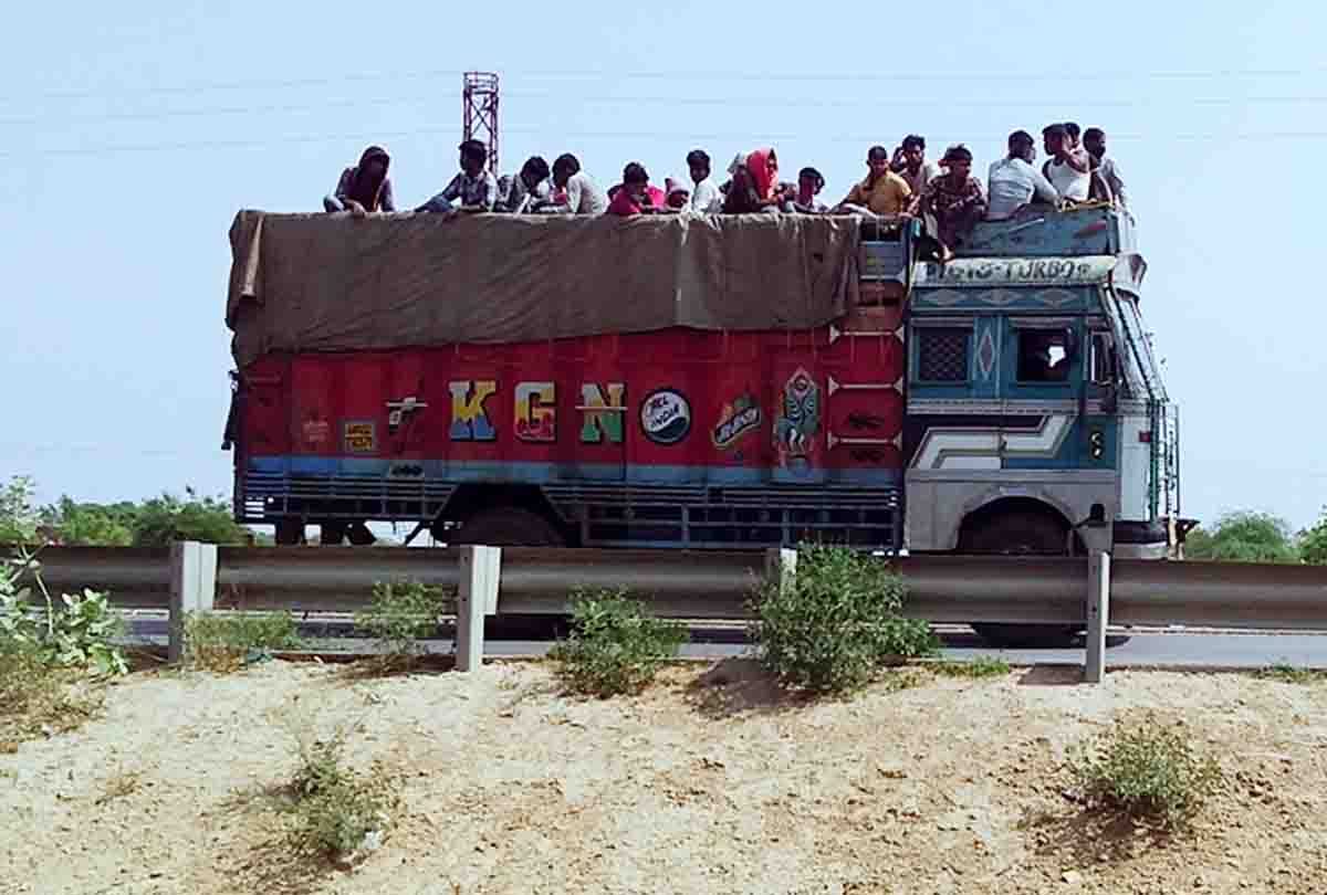60 people came from Mumbai in truck giving three thousand rupees