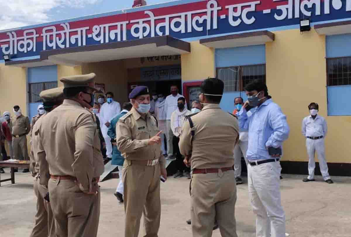 migrant laborers stopped on the Jalaun-Jhansi border