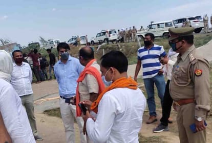 migrant laborers stopped on the Jalaun-Jhansi border