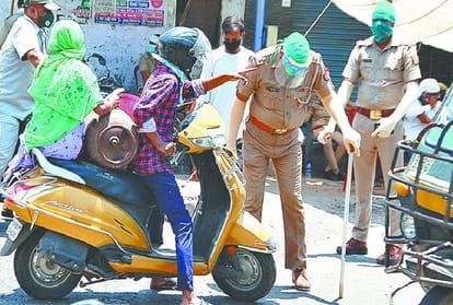 Agra Police Beat Medical Store And Nagar Nigam Workers In Lockdown