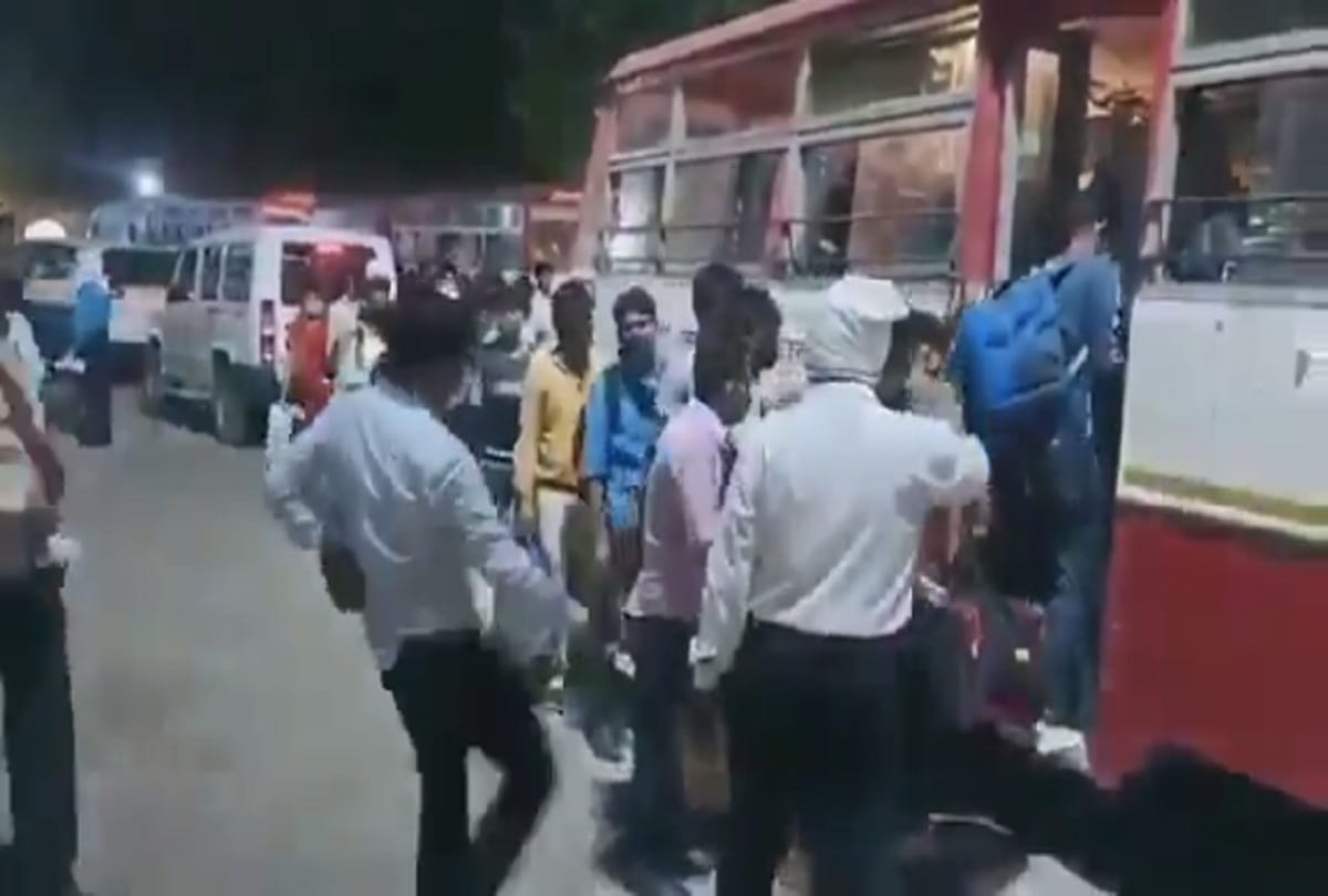 Chief Revenue Officer misbehave with worker in pratapgarh video viral on social media