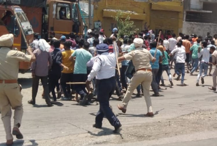 Migrant laborers protests on road in Ludhiana, Police lathi charge