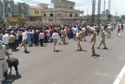 Migrant laborers protests on road in Ludhiana, Police lathi charge