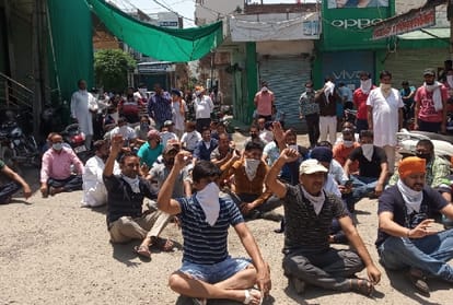 Migrant laborers protests on road in Ludhiana, Police lathi charge