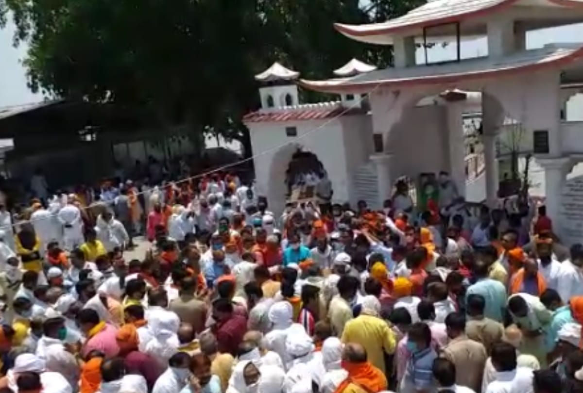 social distancing violated in BJP leader Upendra Dutt Shukla Last visit at gorakhpur