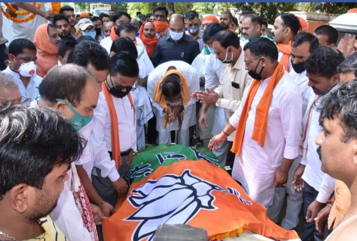 social distancing violated in BJP leader Upendra Dutt Shukla Last visit at gorakhpur