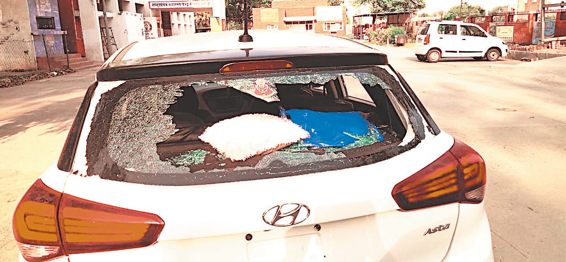 Wheat blast reached the hotel by wind, the hotel owner told the farmers, then the farmers injured the hotel owner and the customers by beating them
